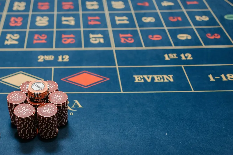 Croupier Digitale, Emozioni Reali: Come i Tavoli Live Hanno Trasformato il Gioco Online Italiano