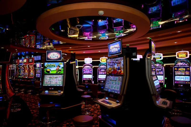 Oltre l'Estetica: Come il Design Cosmico delle Slot Modella le Decisioni del Giocatore